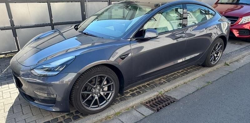 Grau Gebraucht 2020 Tesla Model 3 Limousine | 25.900 € (Fairer Preis) - Bild 1/4