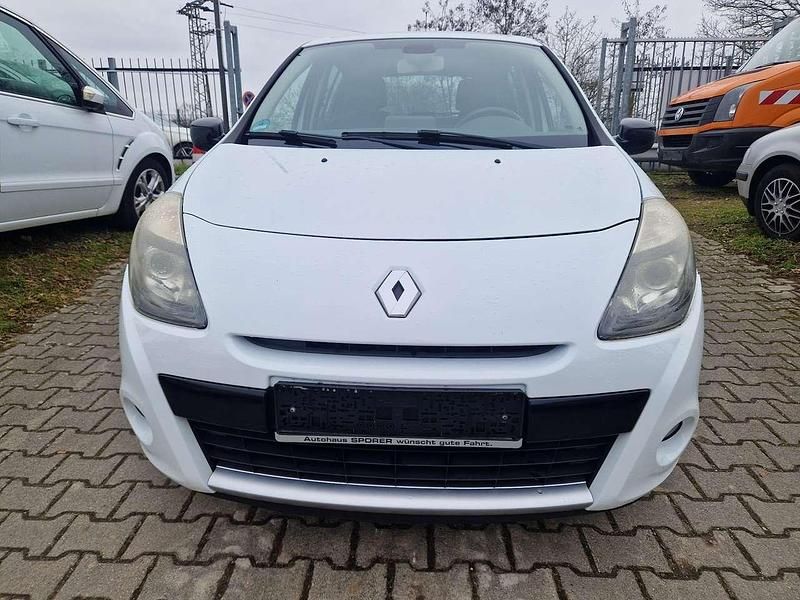 Gebraucht Renault Clio II Night&Day 75 PS (55 kW) 2011 Gletscherweiss Kleinwagen