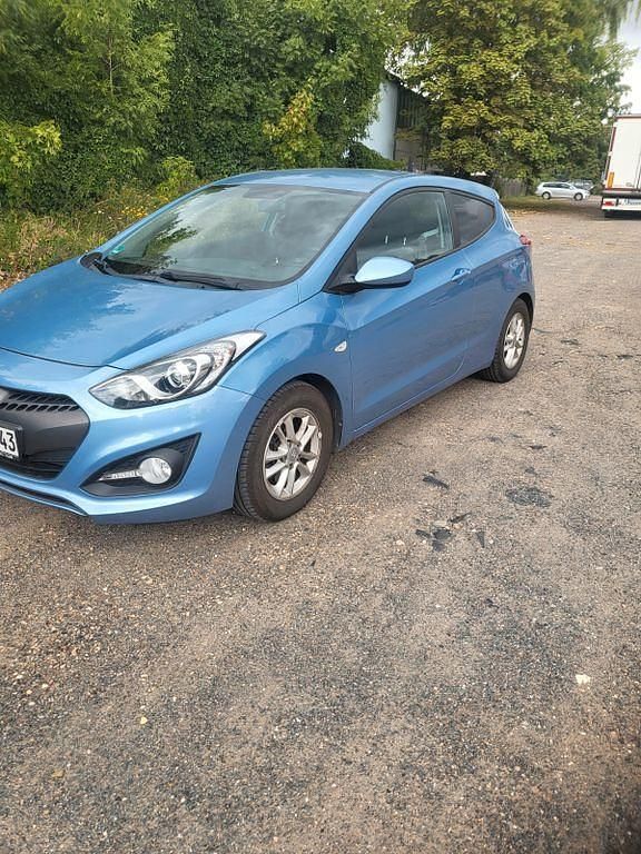 Blau Gebraucht 2013 Hyundai i30 Classic Limousine | 5.700 € (Superpreis) - Bild 1/4
