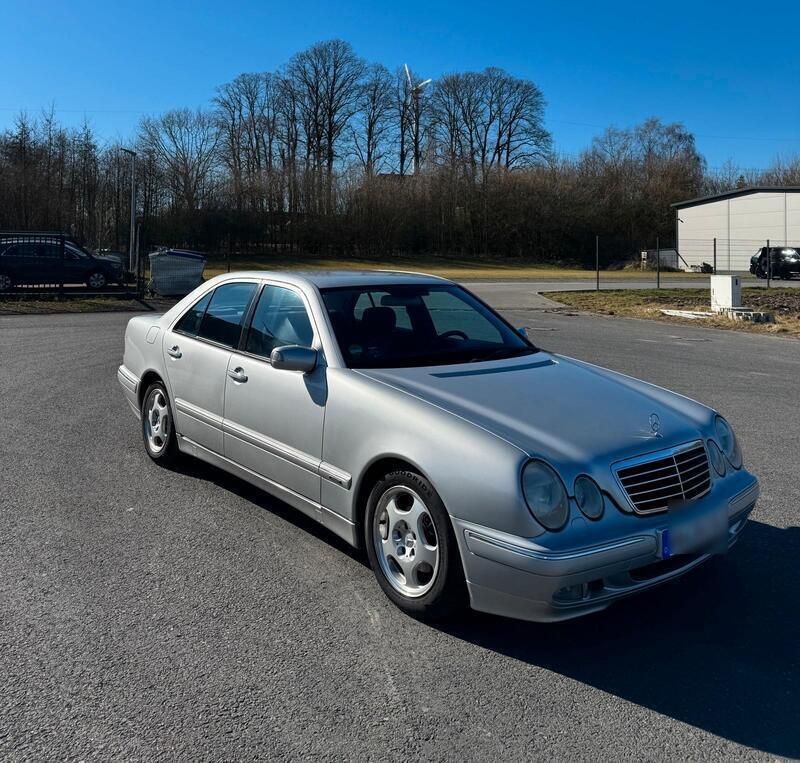 Silber Gebraucht 2000 Mercedes E220 Avantgarde Limousine | 5.790 € (Fairer Preis) - Bild 1/4
