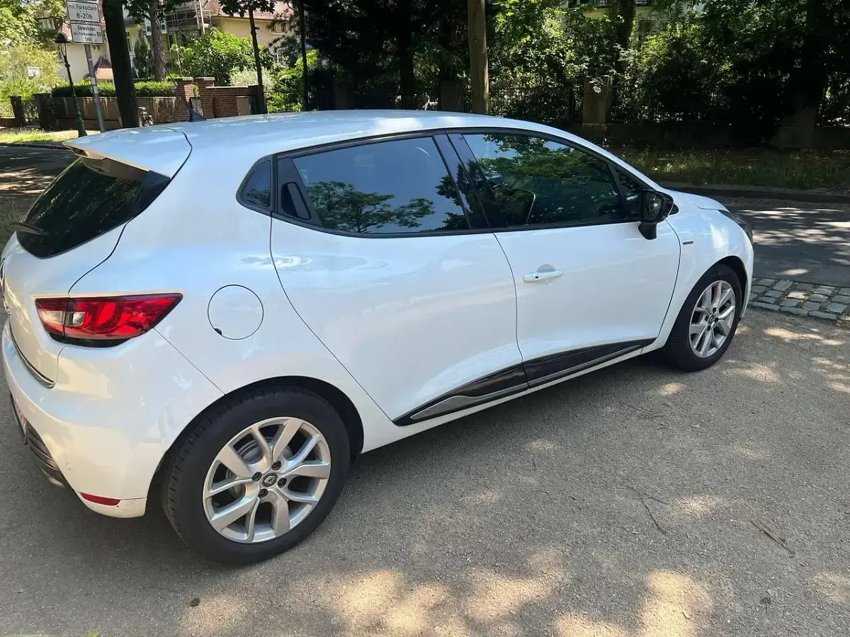 Gebraucht Renault Clio LIMITED Deluxe 90 PS (66 kW) 2019 Gletscherweiss Kleinwagen