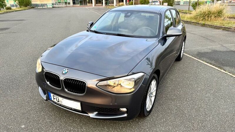 Grau Gebraucht 2012 BMW 118 Comfort Edition Kleinwagen | 8.990 € (Guter Preis) - Bild 1/4