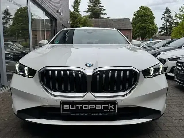 Gebraucht BMW 520 Sport Line 197 PS (144 kW) 2024 Weiß Kombi