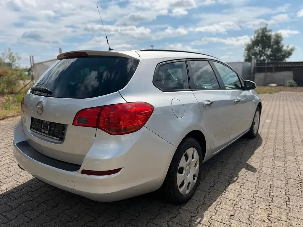 Gebraucht Opel Astra Design Edition 140 PS (102 kW) 2011 Silber Kombi