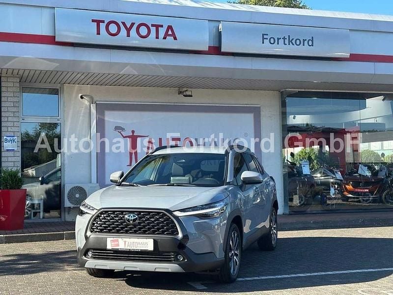 Manhatten grau metallic Neu 2025 Toyota Corolla Cross Style SUV | 37.490 € (Fairer Preis) - Bild 1/4