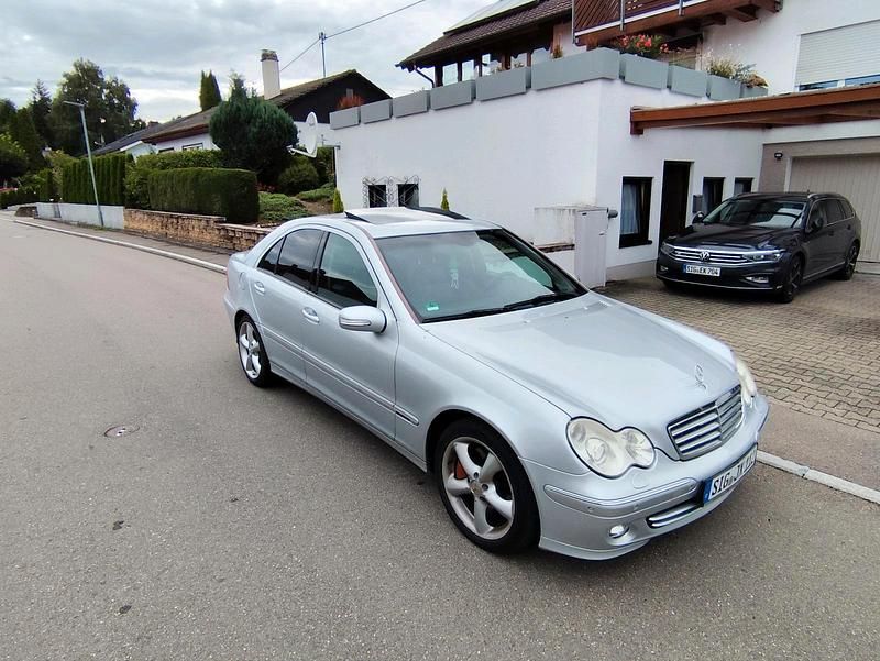 Silber Gebraucht 2006 Mercedes C230 Sport Limousine | 3.950 € (Fairer Preis) - Bild 1/4