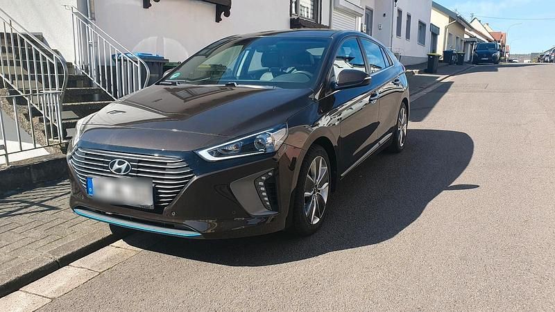 Braun Gebraucht 2017 Hyundai Ioniq Premium Kleinwagen | 14.000 € (Etwas zu teuer) - Bild 1/4