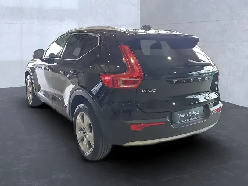Gebraucht Volvo XC40 Momentum 163 PS (119 kW) 2022 Schwarz SUV