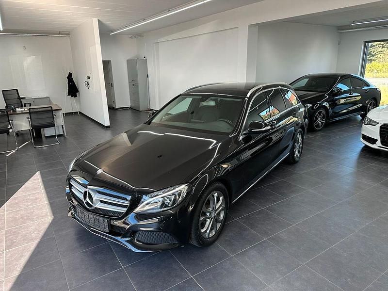 Schwarz Gebraucht 2015 Mercedes C180 Avantgarde Limousine | 16.400 € (Fairer Preis) - Bild 1/4