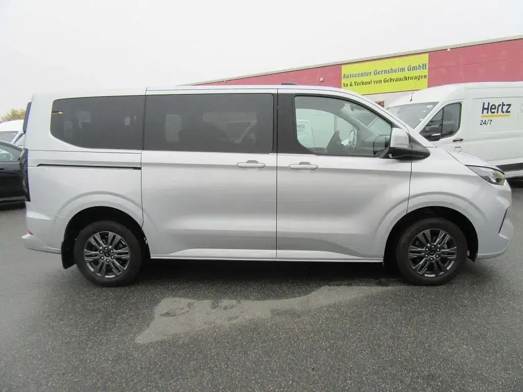 Gebraucht Ford Tourneo Titanium 136 PS (100 kW) 2025 Silber Van / Kleinbus