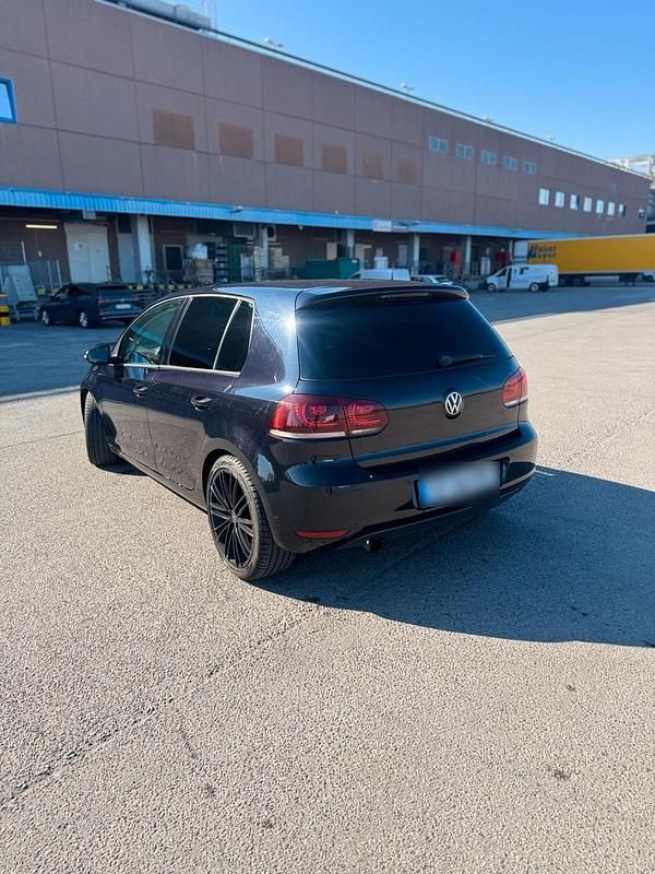 Gebraucht VW Golf VI 105 PS (77 kW) 2011 Schwarz Kleinwagen