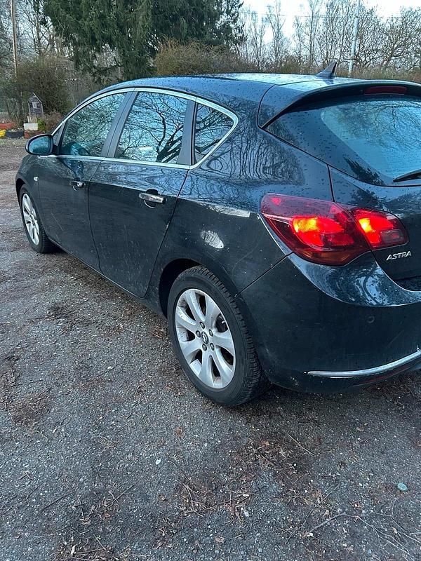 Gebraucht Opel Astra Eco 131 PS (96 kW) 2012 Schwarz Kleinwagen