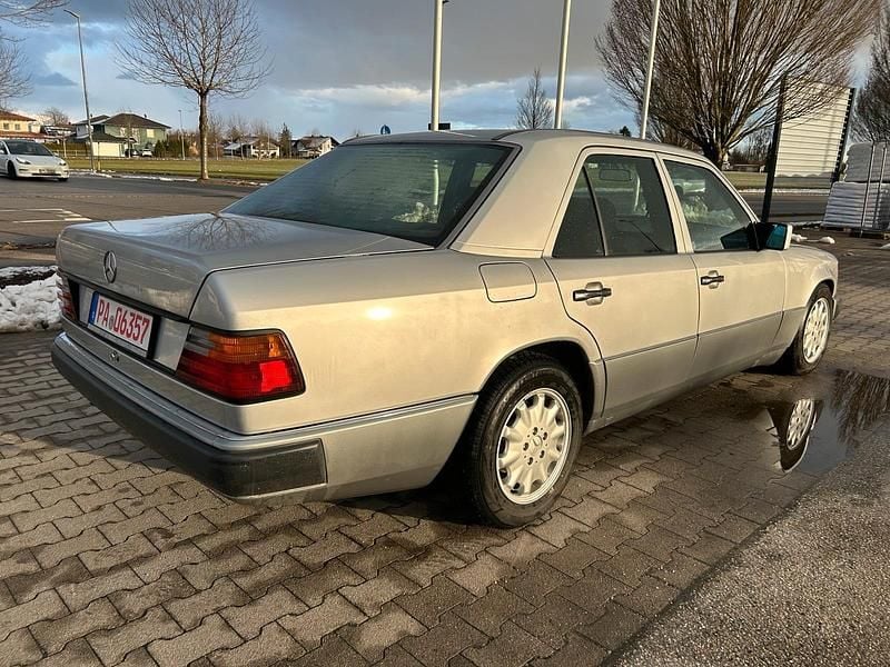 Gebraucht Mercedes 300 109 PS (80 kW) 1992 Silber Limousine