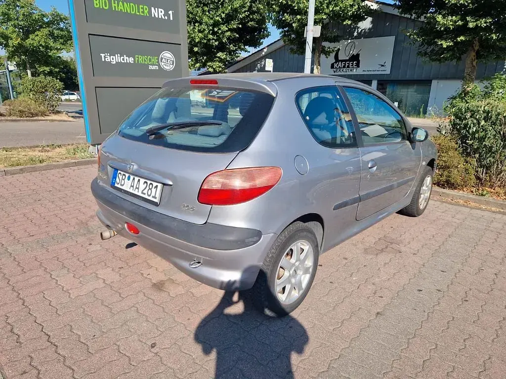 Gebraucht Peugeot 206 60 PS (44 kW) 2001 Silber Limousine