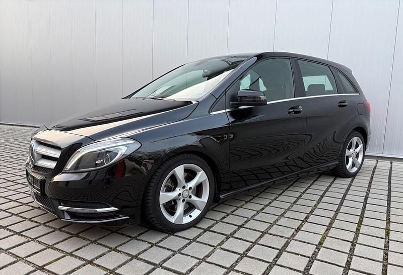 Schwarz Gebraucht 2014 Mercedes B220 Van / Kleinbus | 14.390 € (Fairer Preis) - Bild 1/4
