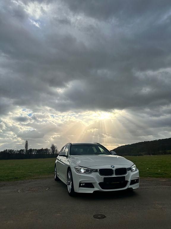 Weiß Gebraucht 2015 BMW 318 M Sport Kombi | 10.099 € (Guter Preis) - Bild 1/4