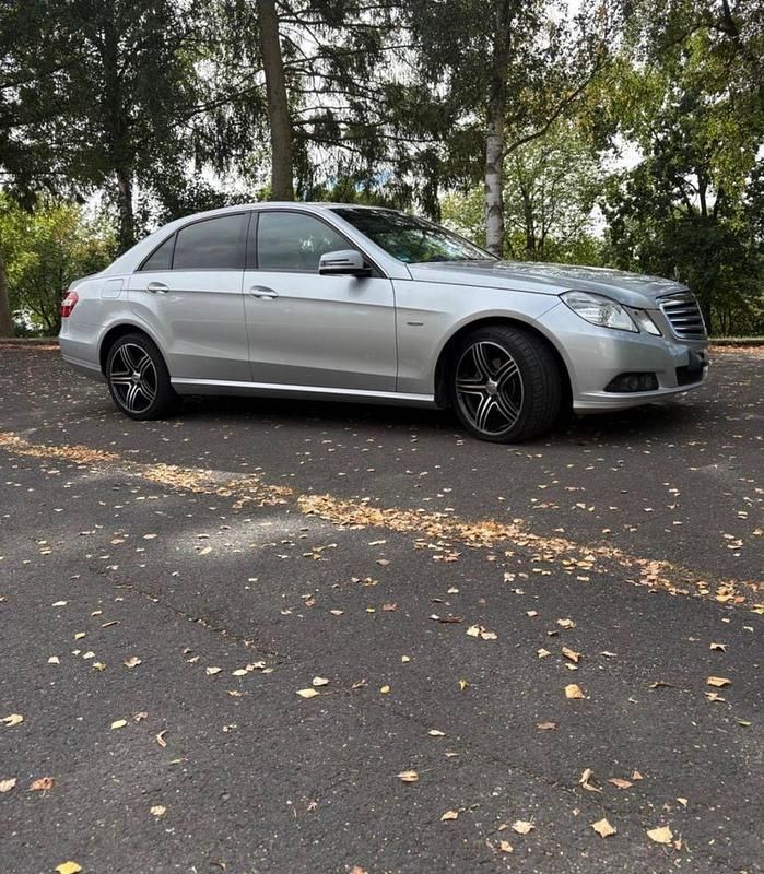 Silber Gebraucht 2010 Mercedes E200 Limousine | 7.500 € (Guter Preis) - Bild 1/4