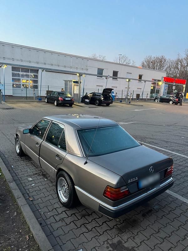 Gebraucht Mercedes E220 150 PS (110 kW) 1993 Grau Limousine