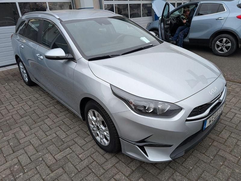 Silber metallic Gebraucht 2023 Kia Ceed Sportswagon Vision Kombi | 16.949 € (Superpreis) - Bild 1/4