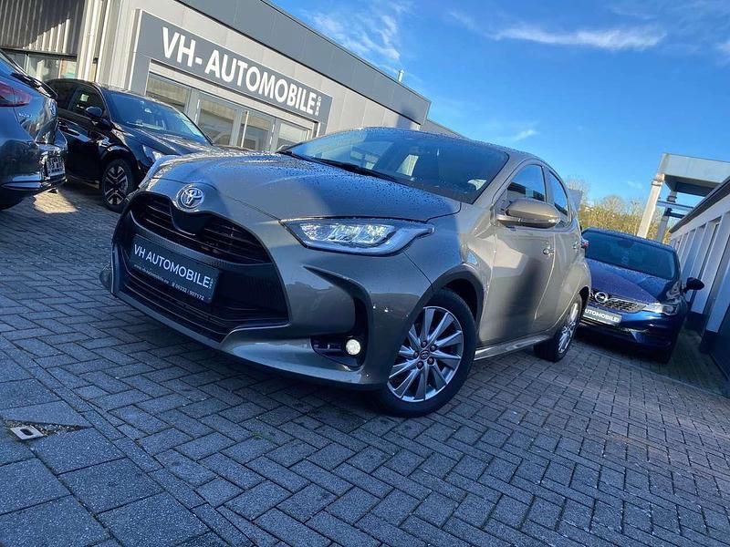 Manganbronze 6x1 Gebraucht 2023 Toyota Yaris Kleinwagen | 19.000 € (Fairer Preis) - Bild 1/2