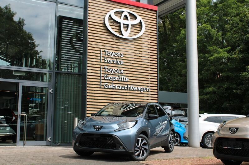 Grau Gebraucht 2024 Toyota Aygo Team Kleinwagen | 19.490 € - Bild 1/4