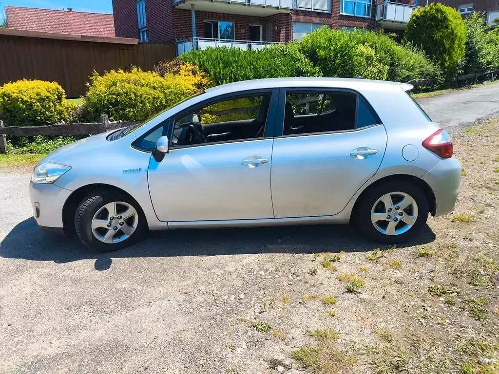 Gebraucht Toyota Auris Hybrid Life 136 PS (100 kW) 2012 Silber Limousine
