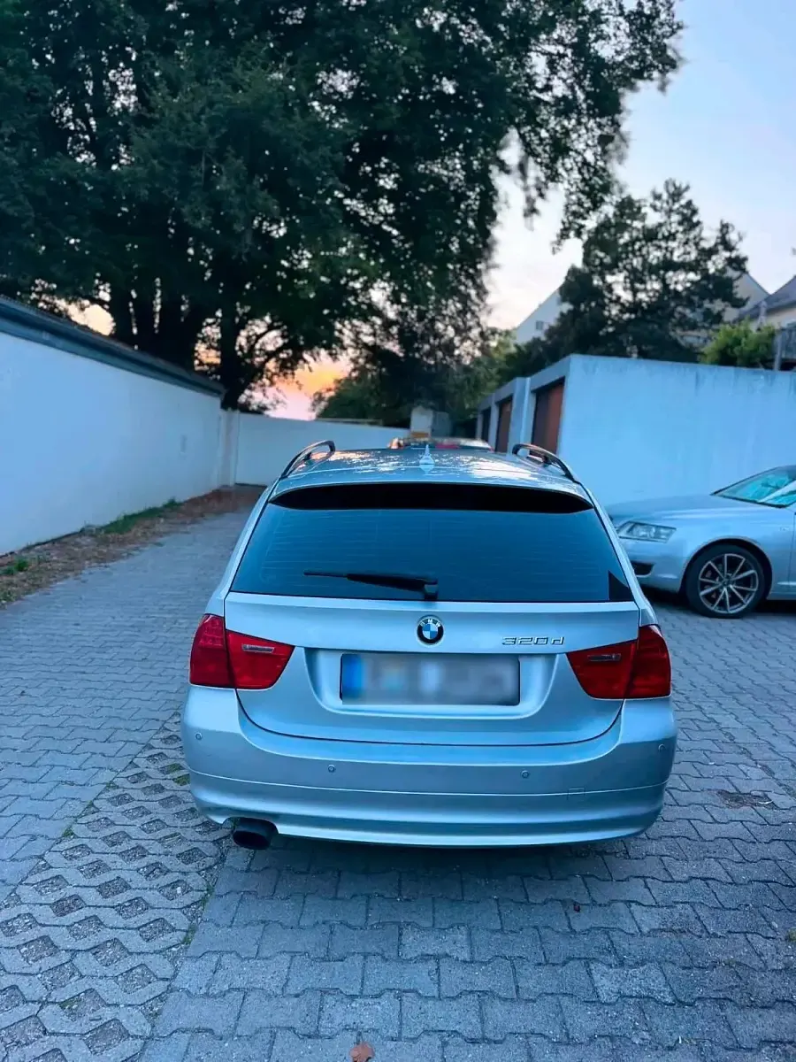 Gebraucht BMW 320 177 PS (130 kW) 2009 Grau Kombi