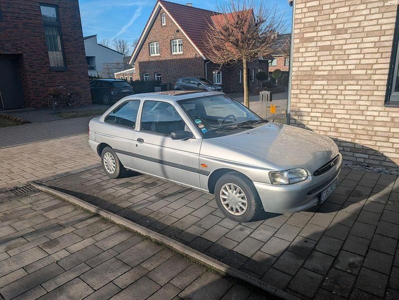 Używany Ford Escort 90 KM (66 kW) 1995 Srebrny Sedan/Limuzyna