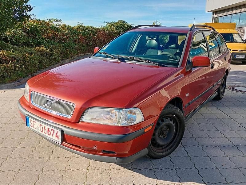 Orange Gebraucht 1998 Volvo V40 Kombi | 1.299 € (Guter Preis) - Bild 1/4