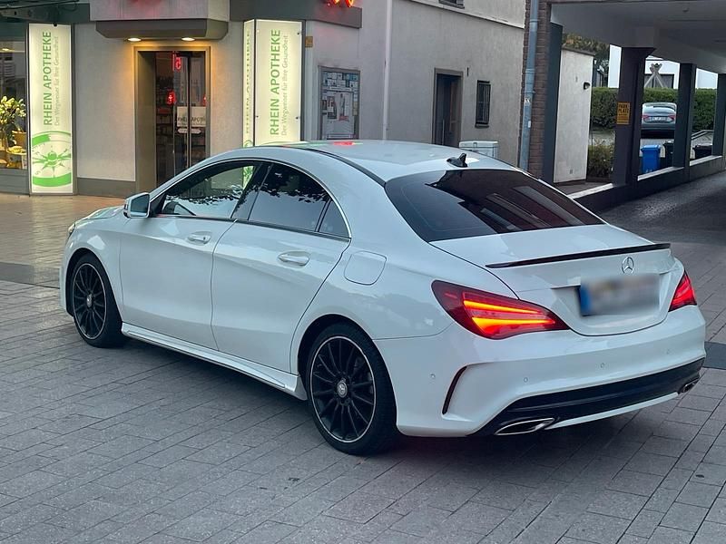 Weiß Gebraucht 2016 Mercedes CLA200 AMG Limousine | 20.000 € (Fairer Preis) - Bild 1/4