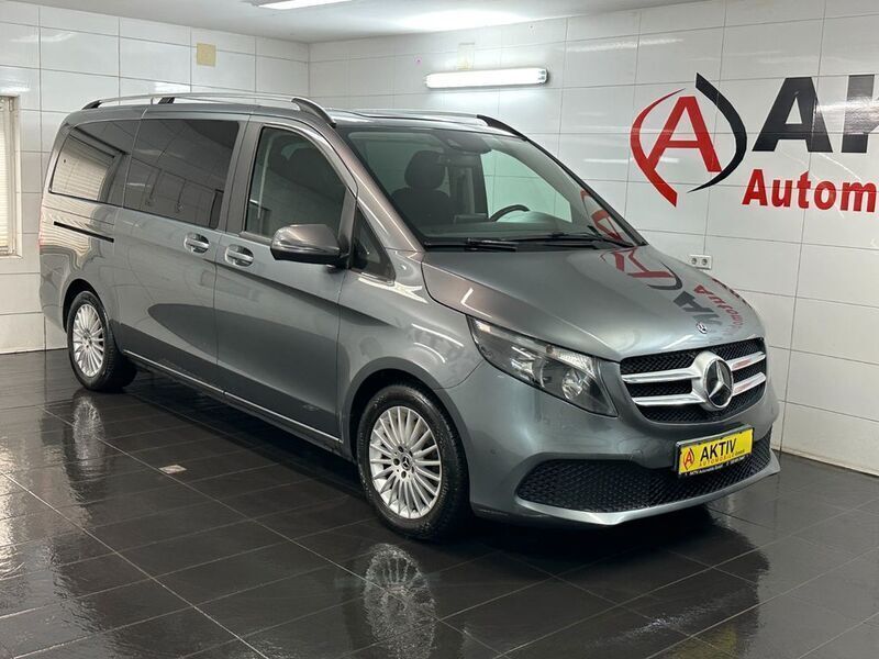 Selenitgrau metallic Gebraucht 2019 Mercedes V220 Edition Van / Kleinbus | 35.800 € (Guter Preis) - Bild 1/4
