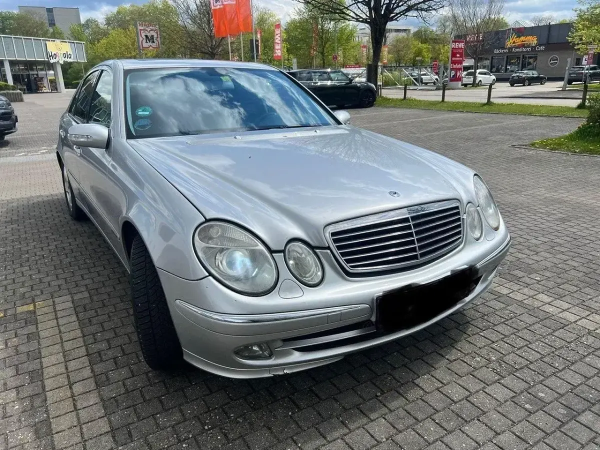 Brugt Mercedes E320 Avantgarde 204 HK (150 kW) 2004 Sølv Sedan