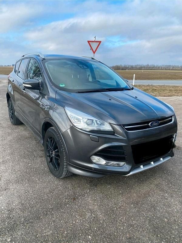 Gebraucht Ford Kuga Titanium 179 PS (131 kW) 2016 Grau SUV