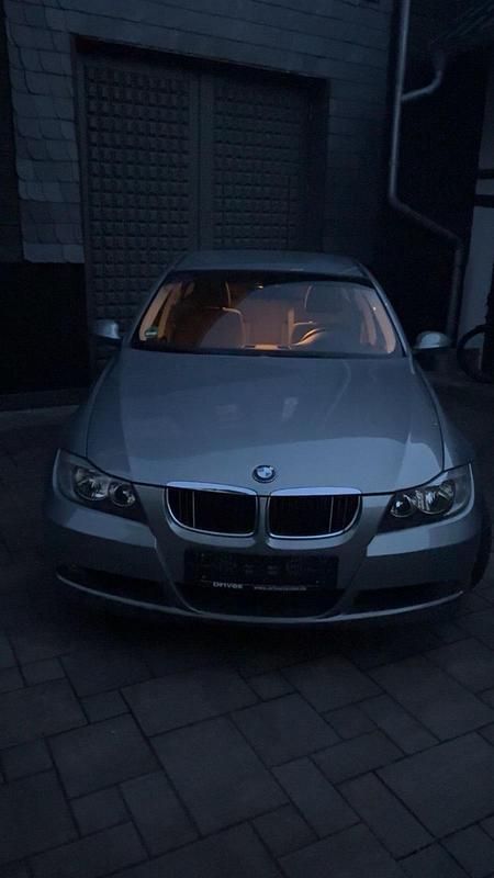 Gebraucht BMW 318 143 PS (105 kW) 2007 Silber Limousine