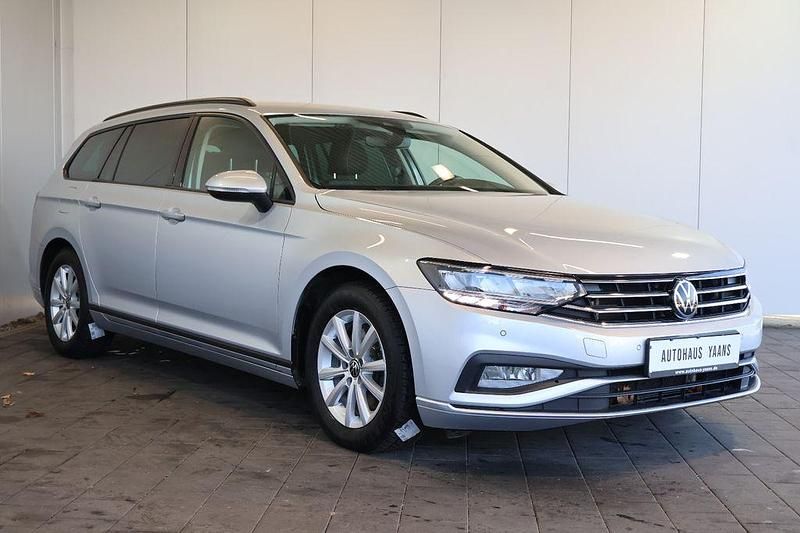 Gebraucht VW Passat 150 PS (110 kW) 2022 Silber Kombi