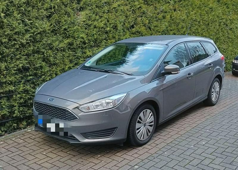 Grau Gebraucht 2015 Ford Focus Trend Limousine | 7.100 € (Fairer Preis) - Bild 1/1
