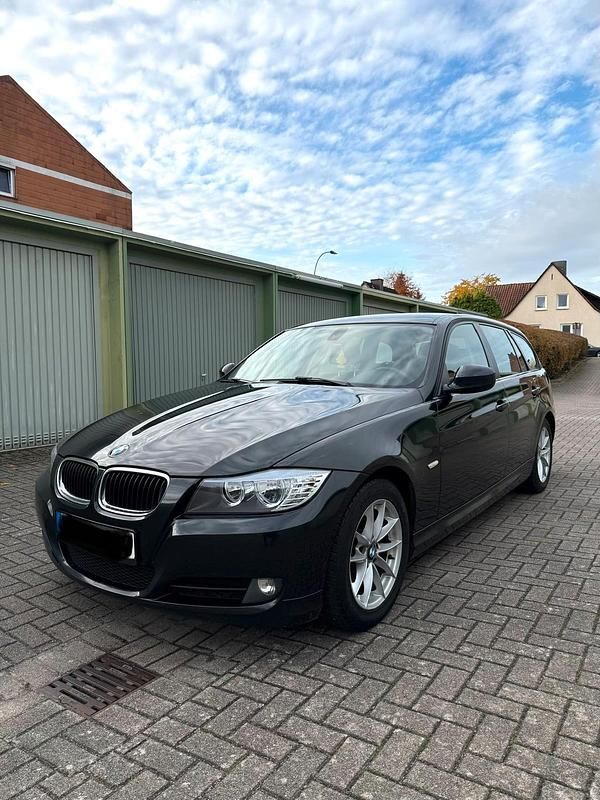 Schwarz Gebraucht 2010 BMW 320 Basis Kombi | 3.500 € (Guter Preis) - Bild 1/4