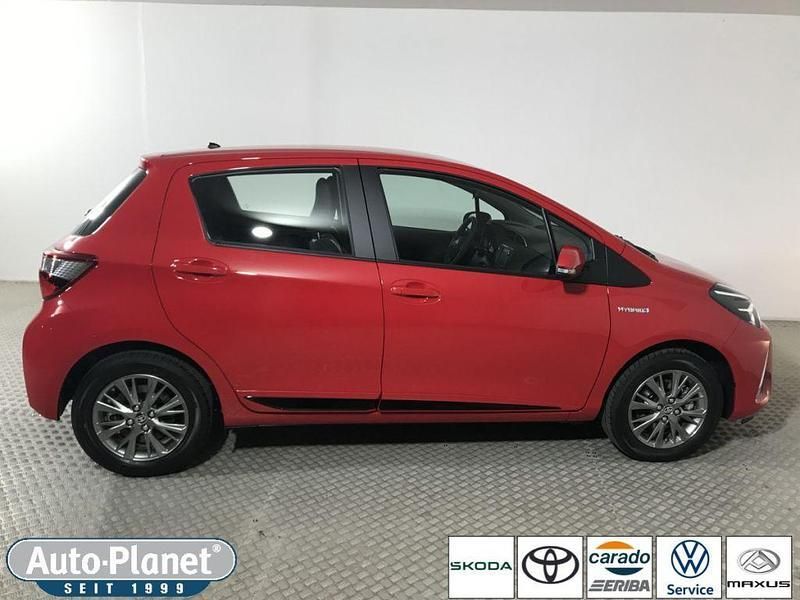 Rot Gebraucht 2018 Toyota Yaris Hybrid Comfort Kleinwagen | 14.990 € (Fairer Preis) - Bild 1/4