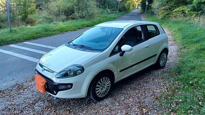 Weiß Gebraucht 2011 Fiat Punto Kleinwagen | 2.290 € (Fairer Preis) - Bild 1/4