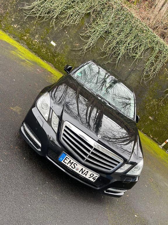 Schwarz Gebraucht 2011 Mercedes E220 Limousine | 5.700 € (Superpreis) - Bild 1/4