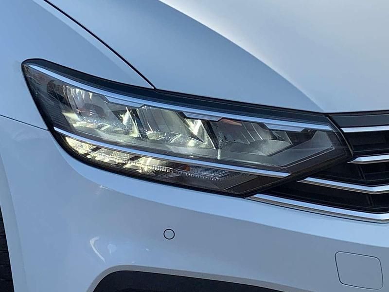 Gebraucht VW Passat Conceptline 150 PS (110 kW) 2022 Gletscherweiß metallic Kombi