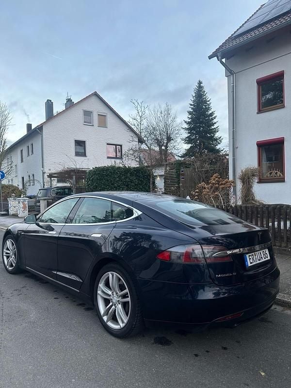 Blau Gebraucht 2013 Tesla Model S Kleinwagen | 17.500 € - Bild 1/4