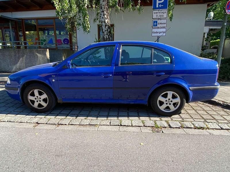 Blau Gebraucht 2001 Skoda Octavia Ambiente Limousine | 1.050 € (Fairer Preis) - Bild 1/4