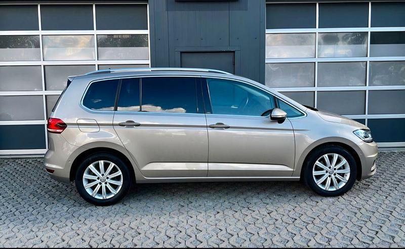 Gebraucht VW Touran Highline 150 PS (110 kW) 2016 Gold Van / Kleinbus