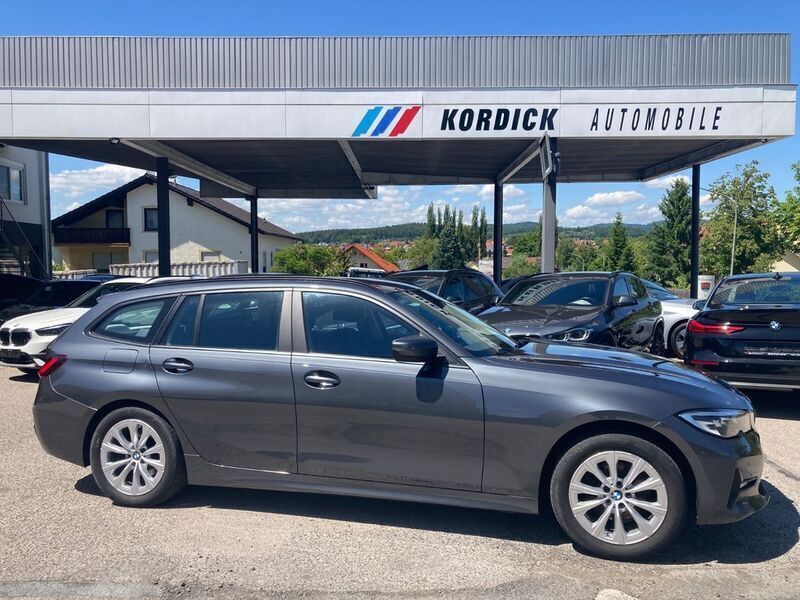 Grau Gebraucht 2022 BMW 320 Sport Line Kombi | 25.900 € (Superpreis) - Bild 1/4