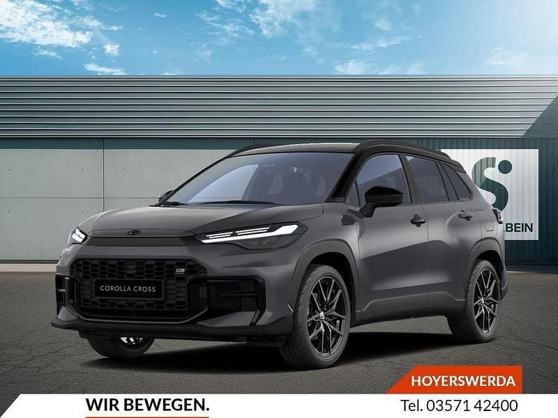 Ash grey metallic Neu 2025 Toyota Corolla Cross Sport SUV | 40.380 € (Teuer) - Bild 1/4