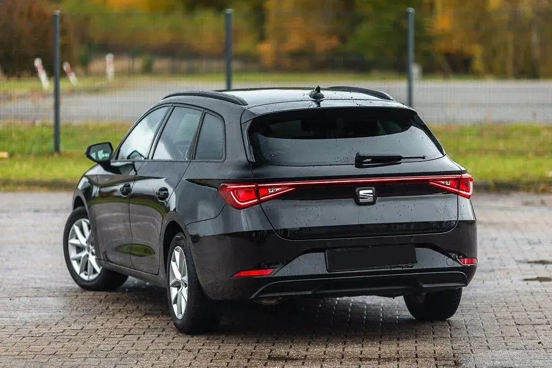 Używany Seat Leon Style 150 KM (110 kW) 2023 Czarny Sedan/Limuzyna
