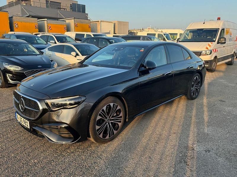 Grün Gebraucht 2024 Mercedes E450 AMG line Limousine | 94.900 € - Bild 1/4