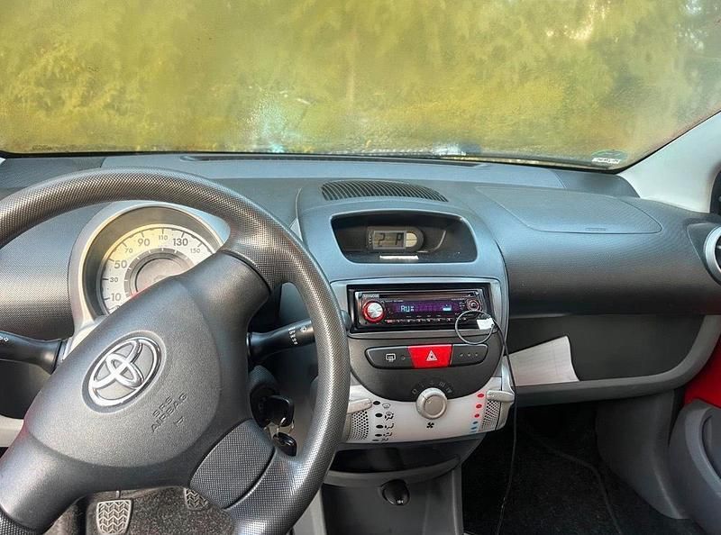 Gebraucht Toyota Aygo 69 PS (50 kW) 2009 Rot Kleinwagen