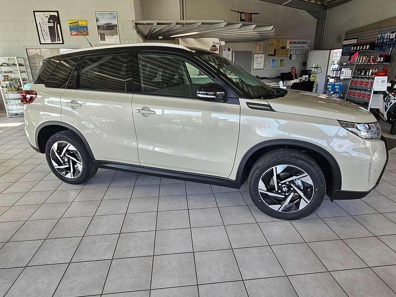 Neu Suzuki Vitara Comfort 129 PS (94 kW) 2026 Savannah/cosmic black pearl SUV